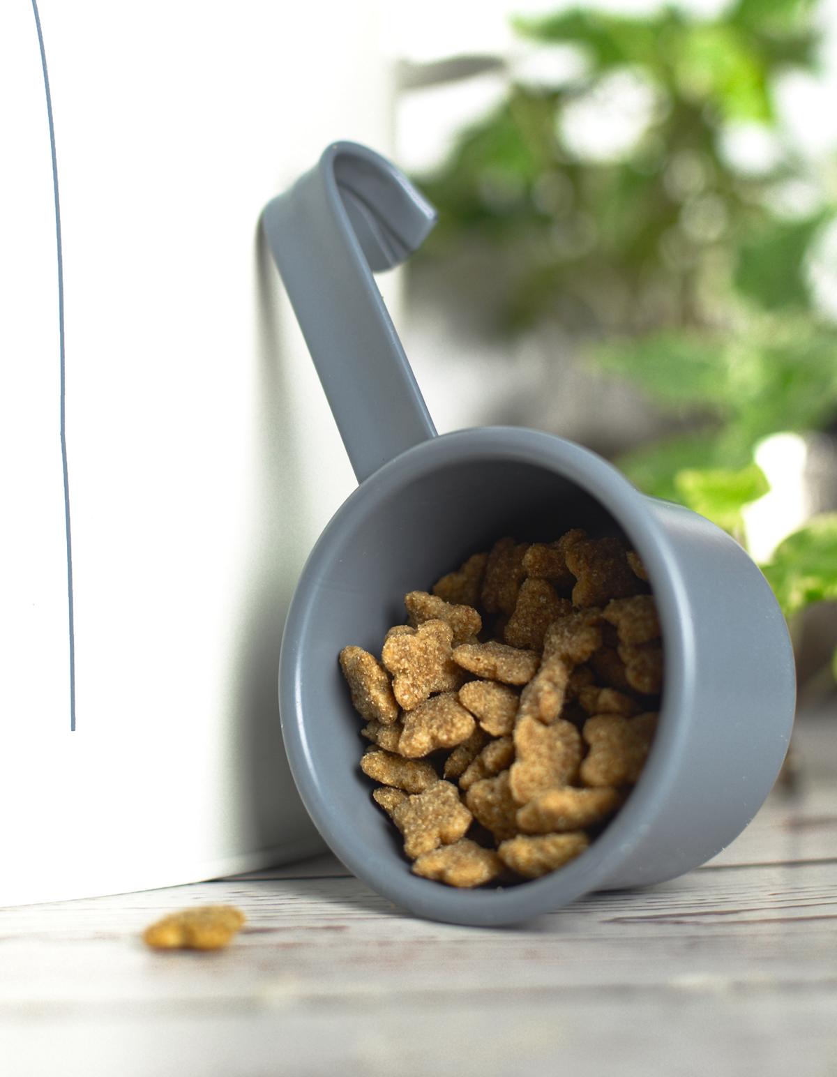 Dry food can with lid and spoon 6 liter metal can animal food storage can dog food box dog